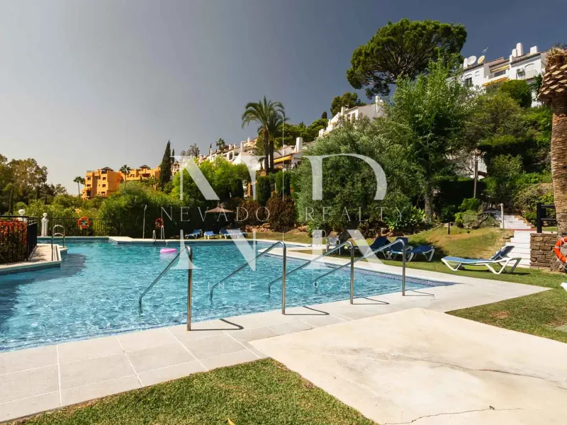 Completely renovated apartment in Los Almendros residential complex for sale