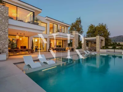 Newly built villa in La Quinta with sea views for sale