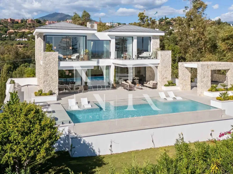 Newly built villa in La Quinta with sea views for sale