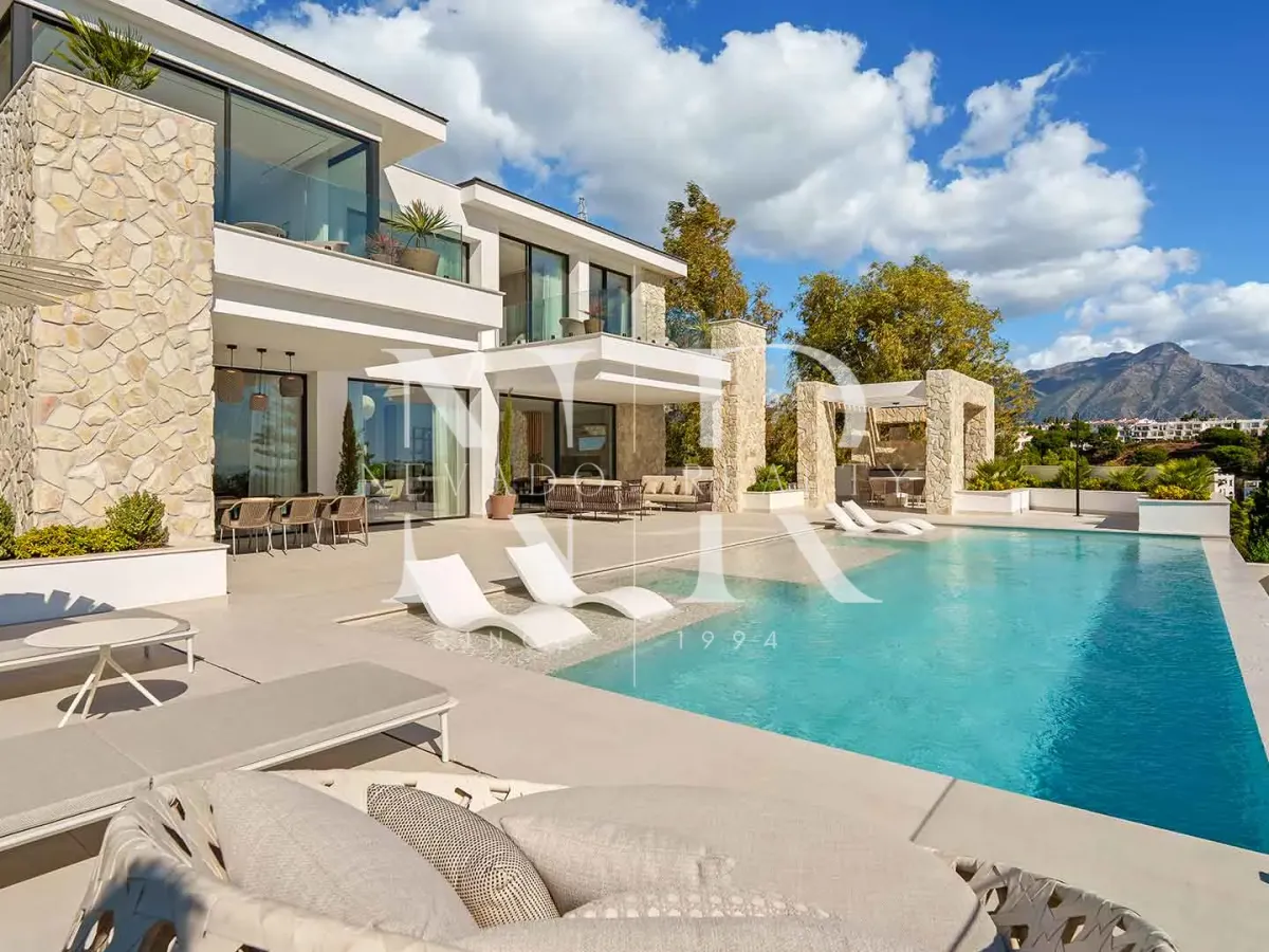 Newly built villa in La Quinta with sea views for sale