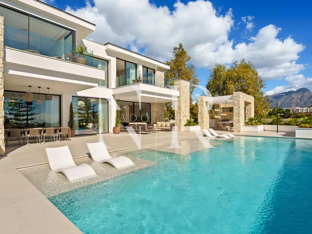 Newly built villa in La Quinta with sea views for sale