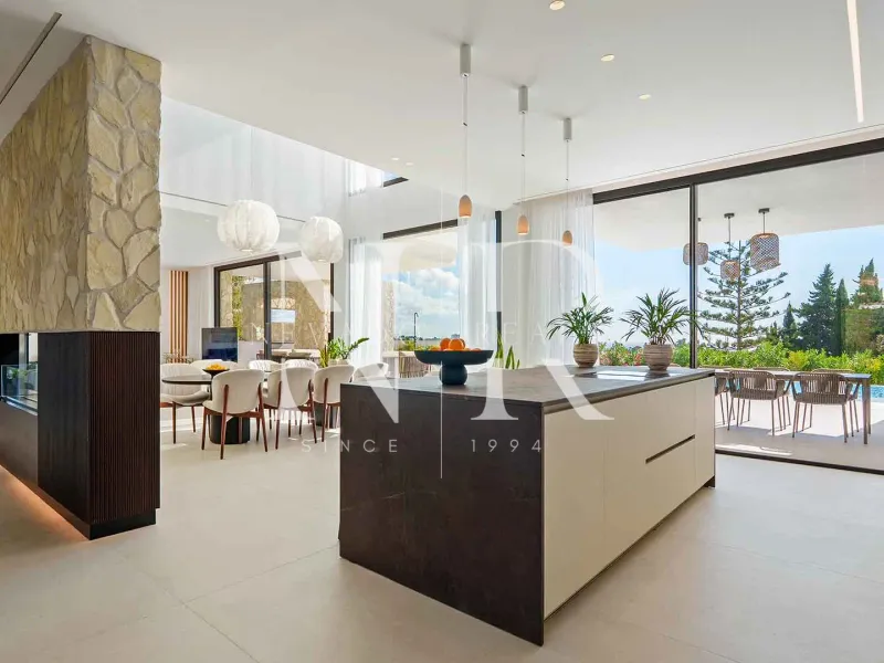 Newly built villa in La Quinta with sea views for sale