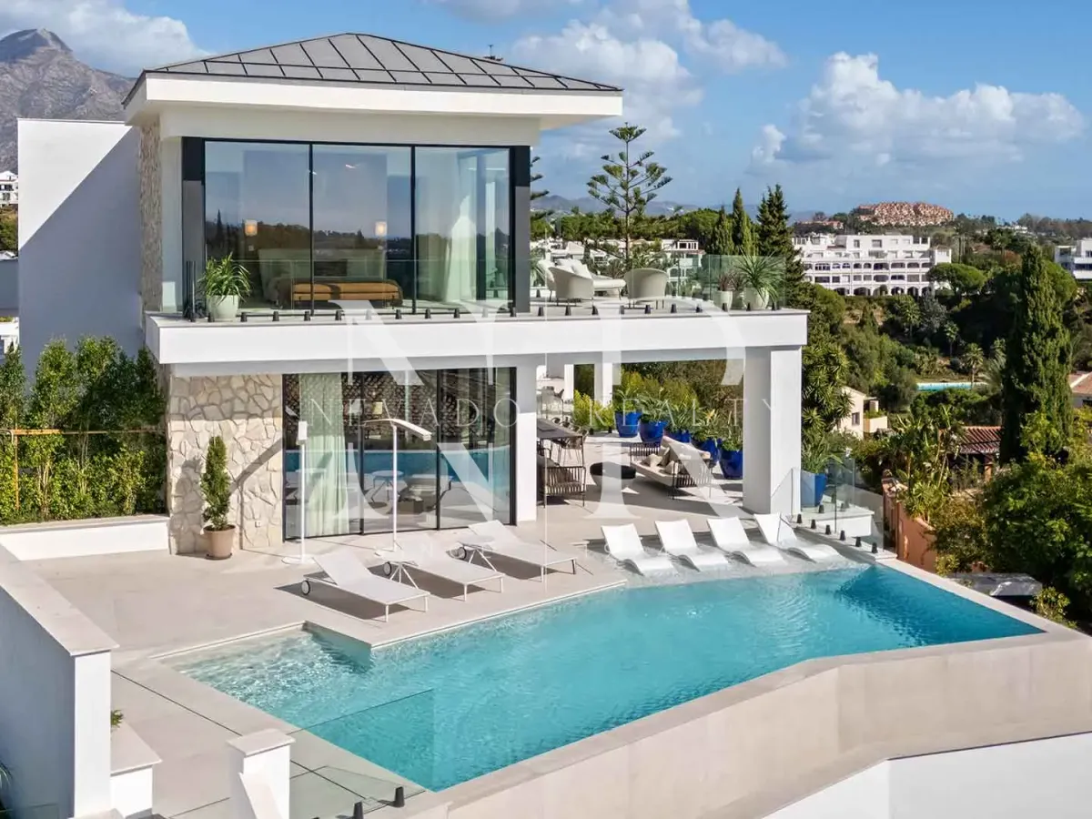 Newly built villa in La Quinta with panoramic sea views for sale