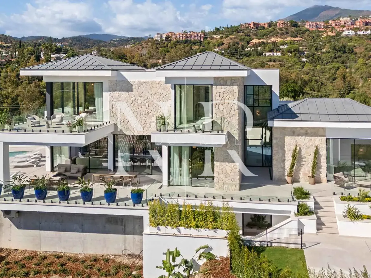 Newly built villa in La Quinta with panoramic sea views for sale
