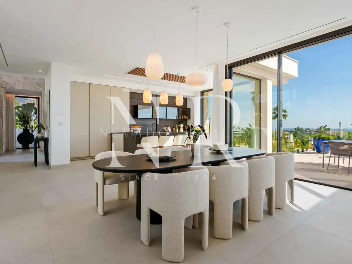 Newly built villa in La Quinta with panoramic sea views for sale