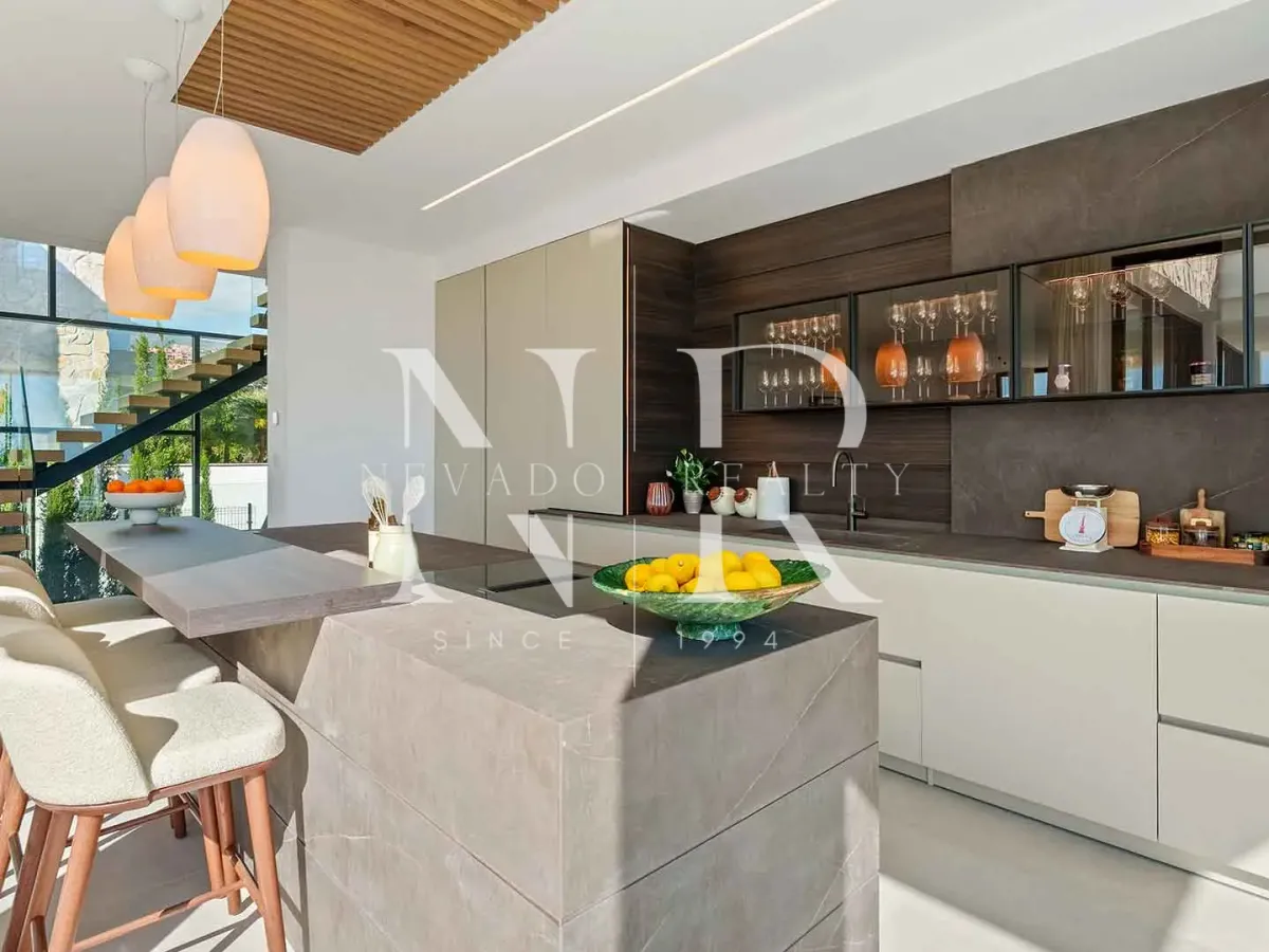 Newly built villa in La Quinta with panoramic sea views for sale