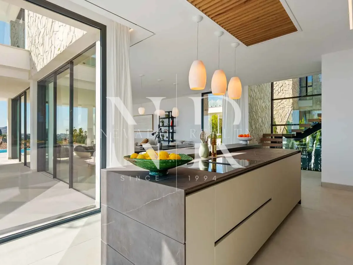 Newly built villa in La Quinta with panoramic sea views for sale