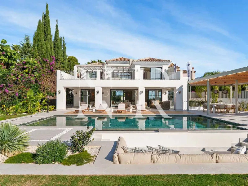 Villa in El Herrojo with panoramic sea views for sale