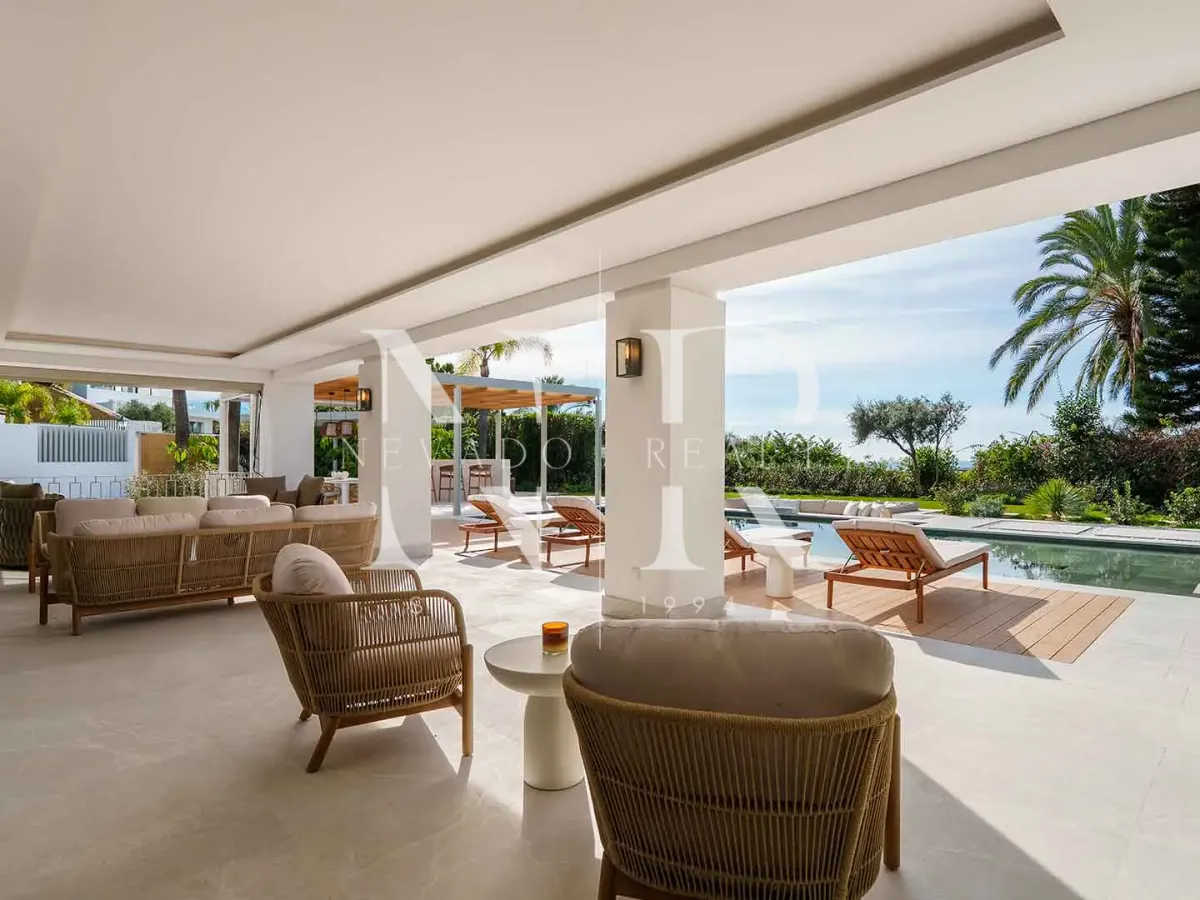 Villa in El Herrojo with panoramic sea views for sale