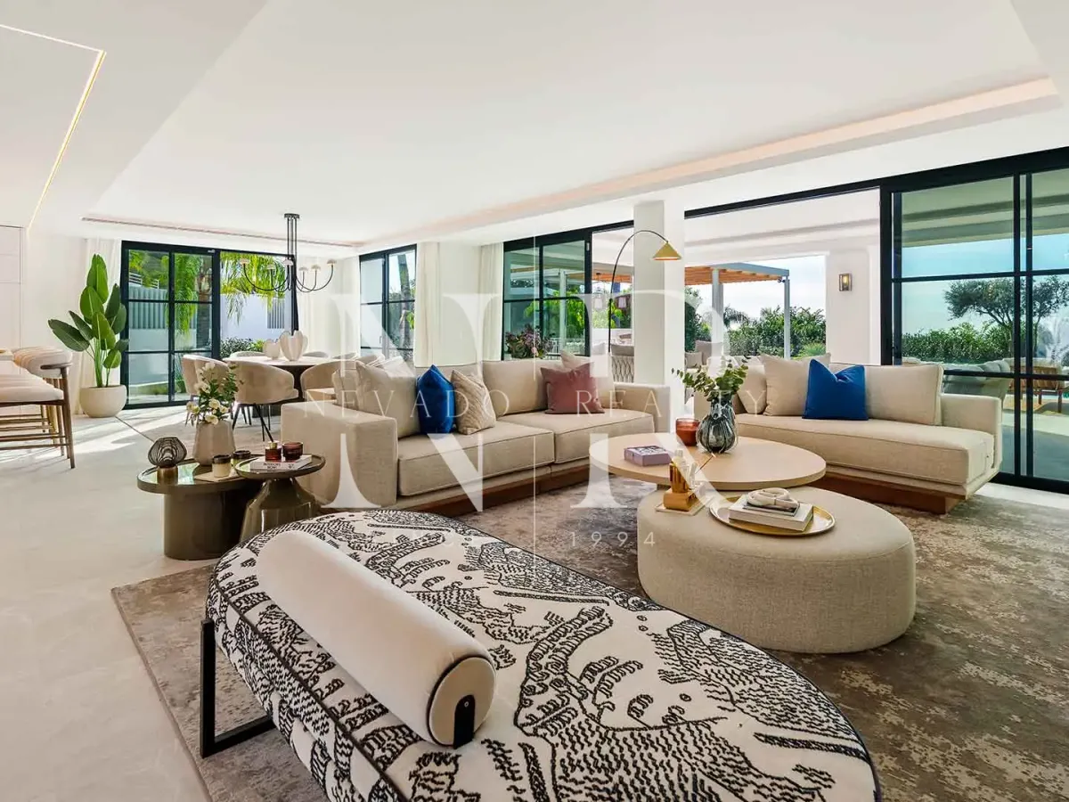 Villa in El Herrojo with panoramic sea views for sale