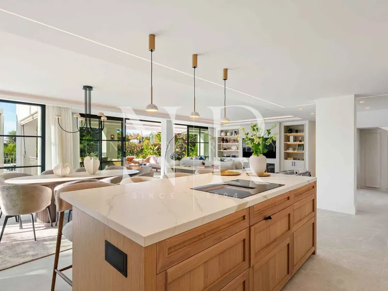 Villa in El Herrojo with panoramic sea views for sale