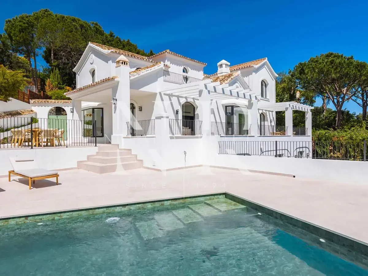 Completely renovated villa for sale in the El Madroñal gated community