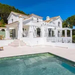 Completely renovated villa for sale in the El Madroñal gated community 1