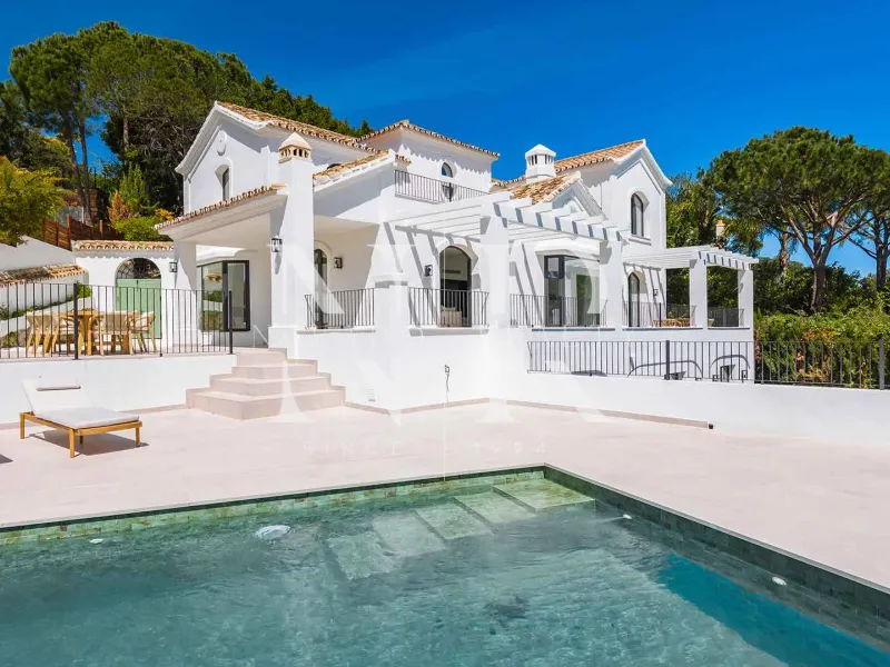 Completely renovated villa for sale in the El Madroñal gated community