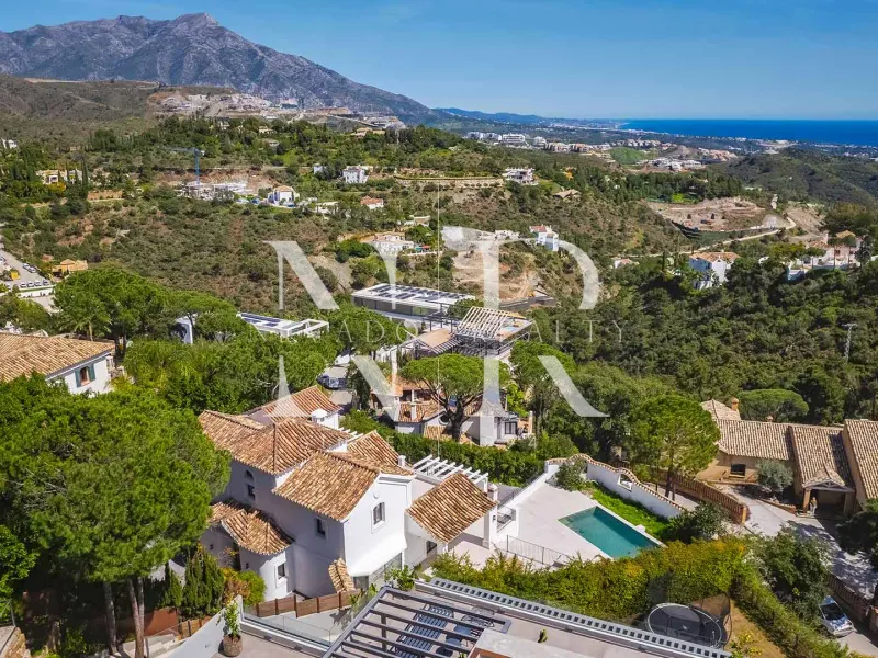 Completely renovated villa for sale in the El Madroñal gated community