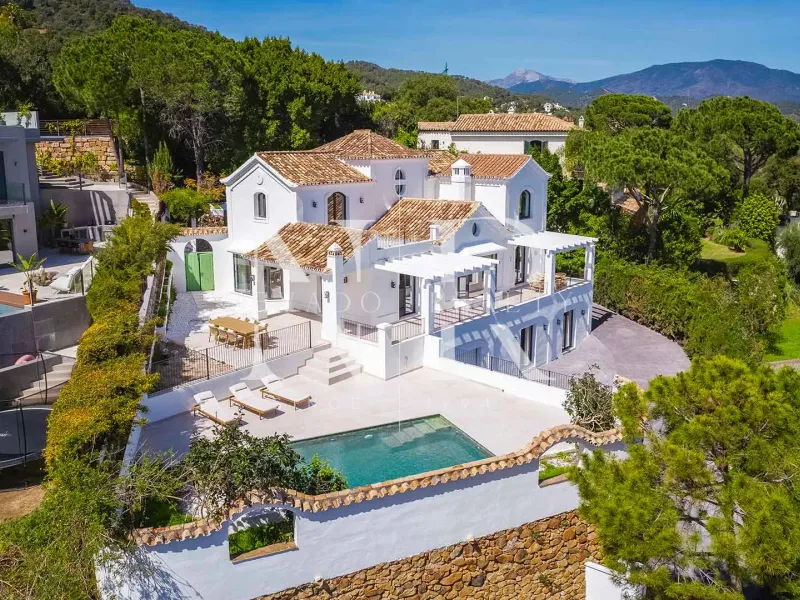 Completely renovated villa for sale in the El Madroñal gated community