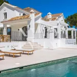 Completely renovated villa for sale in the El Madroñal gated community 4