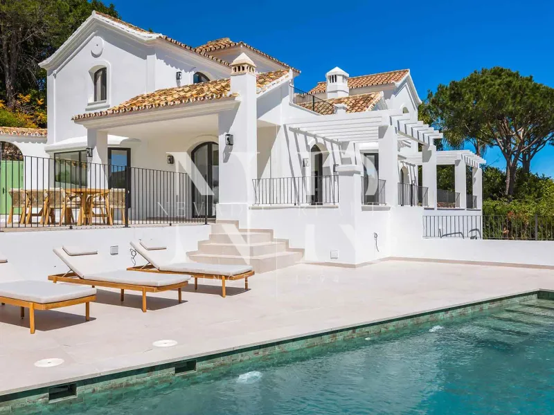 Completely renovated villa for sale in the El Madroñal gated community