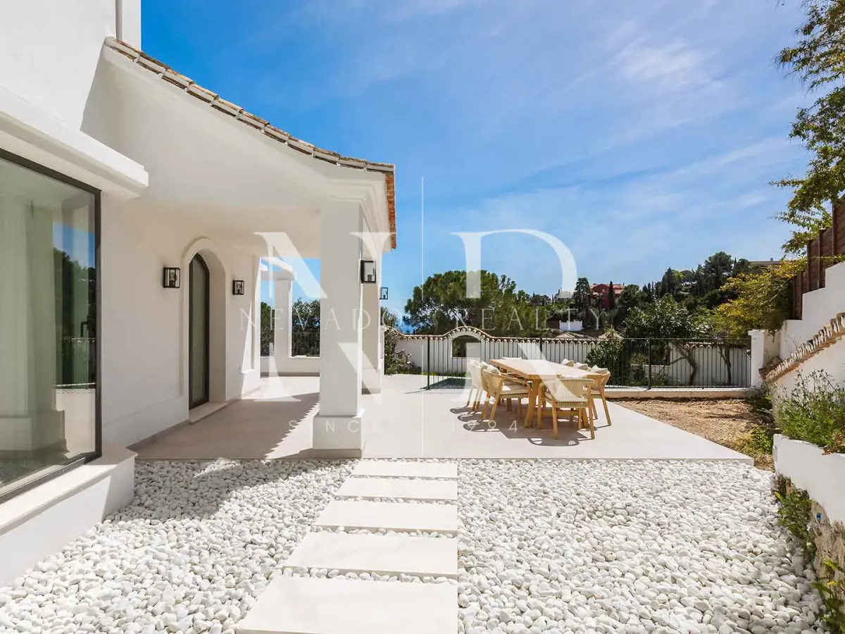 Completely renovated villa for sale in the El Madroñal gated community