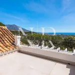 Completely renovated villa for sale in the El Madroñal gated community 7