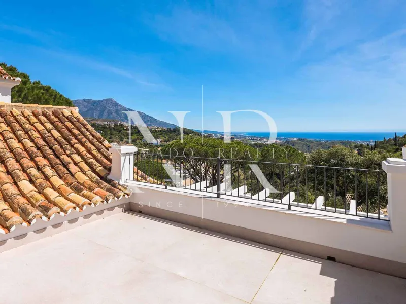 Completely renovated villa for sale in the El Madroñal gated community