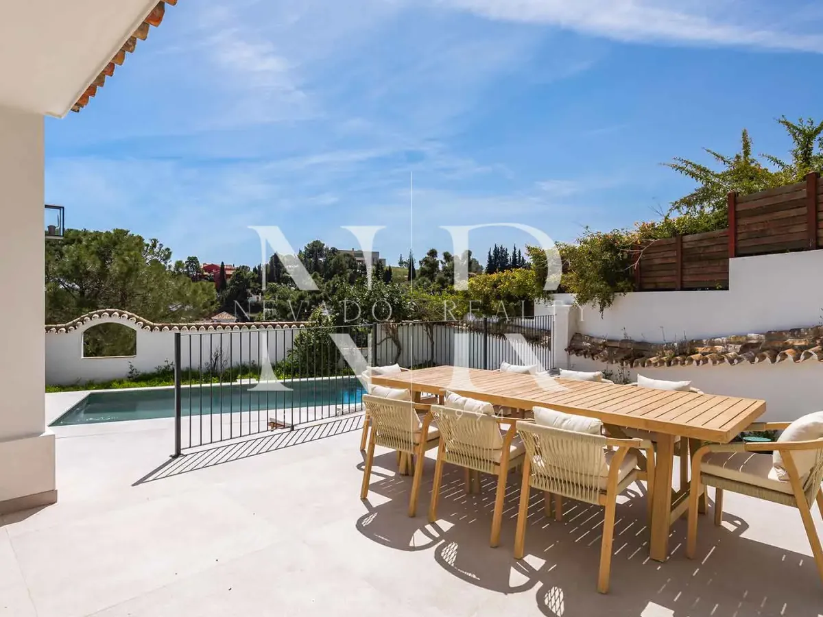 Completely renovated villa for sale in the El Madroñal gated community