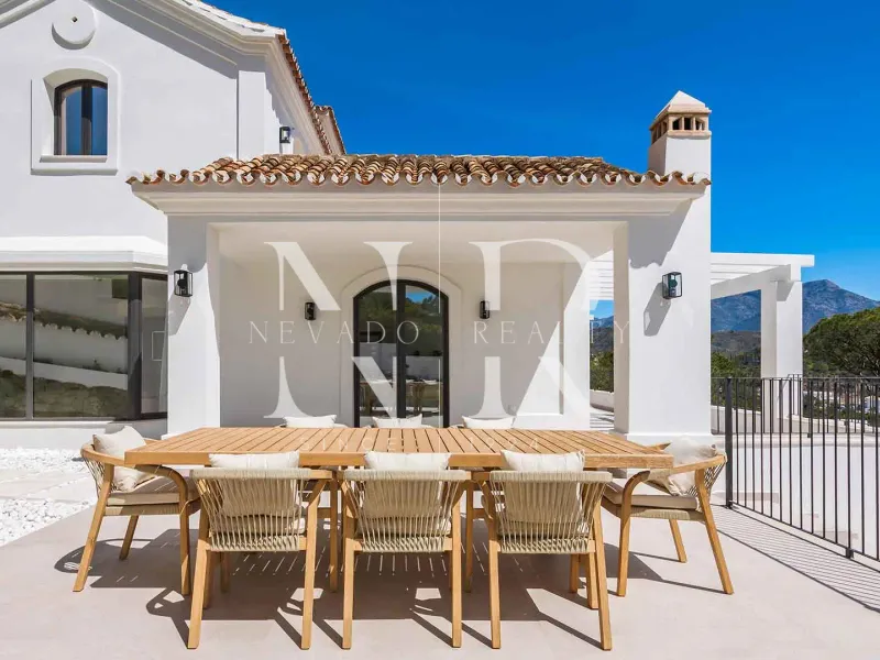Completely renovated villa for sale in the El Madroñal gated community