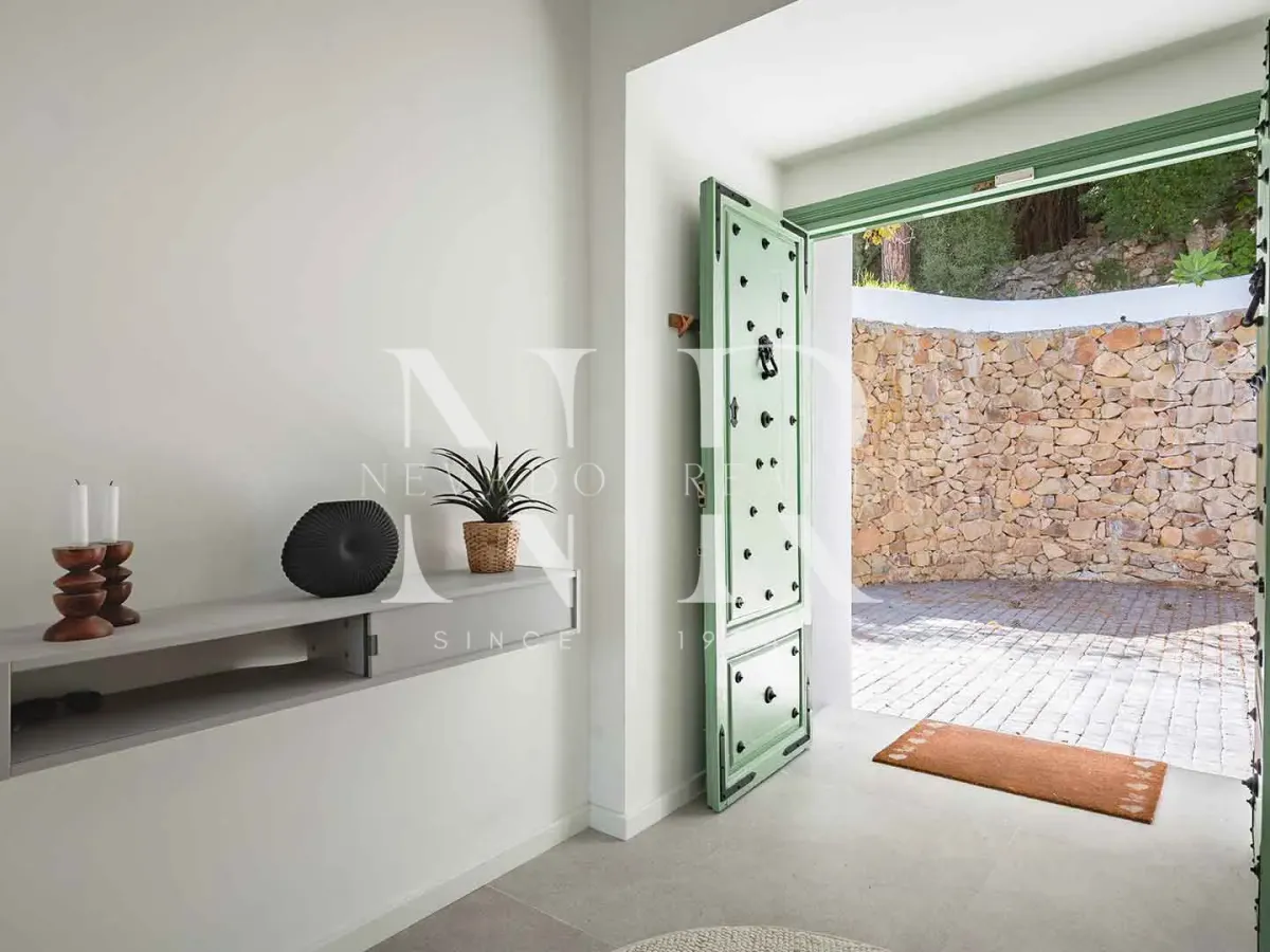 Completely renovated villa for sale in the El Madroñal gated community