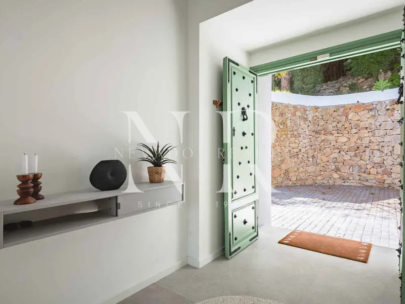 Completely renovated villa for sale in the El Madroñal gated community