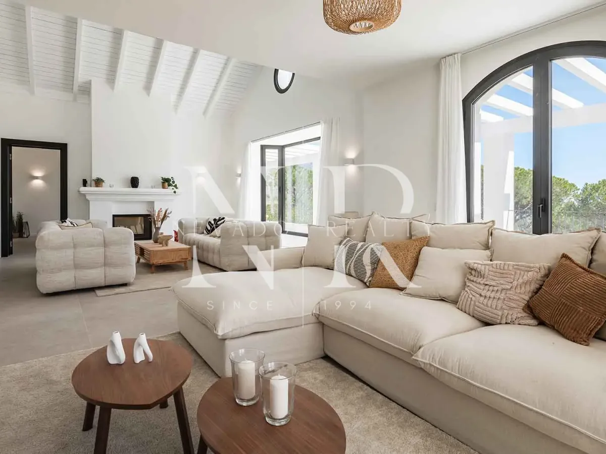 Completely renovated villa for sale in the El Madroñal gated community