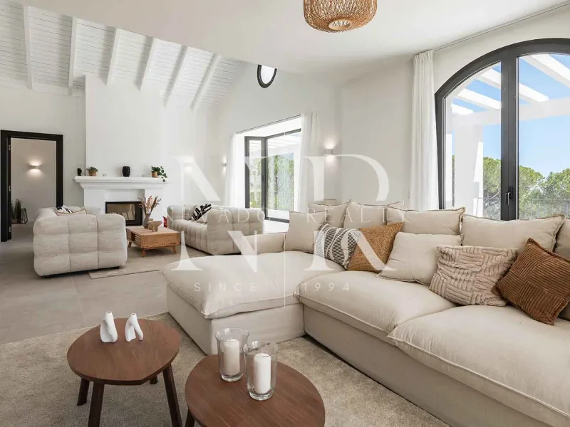 Completely renovated villa for sale in the El Madroñal gated community