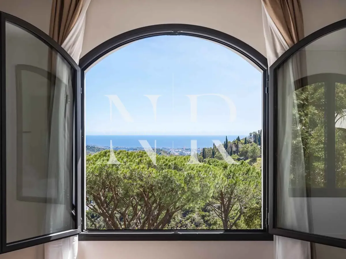 Completely renovated villa for sale in the El Madroñal gated community