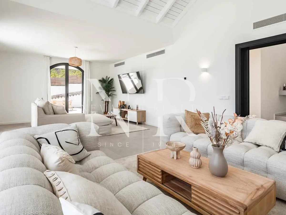 Completely renovated villa for sale in the El Madroñal gated community