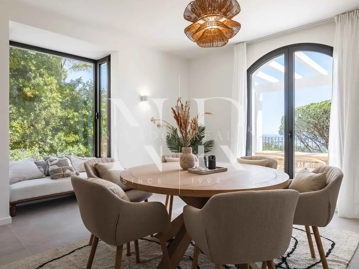 Completely renovated villa for sale in the El Madroñal gated community