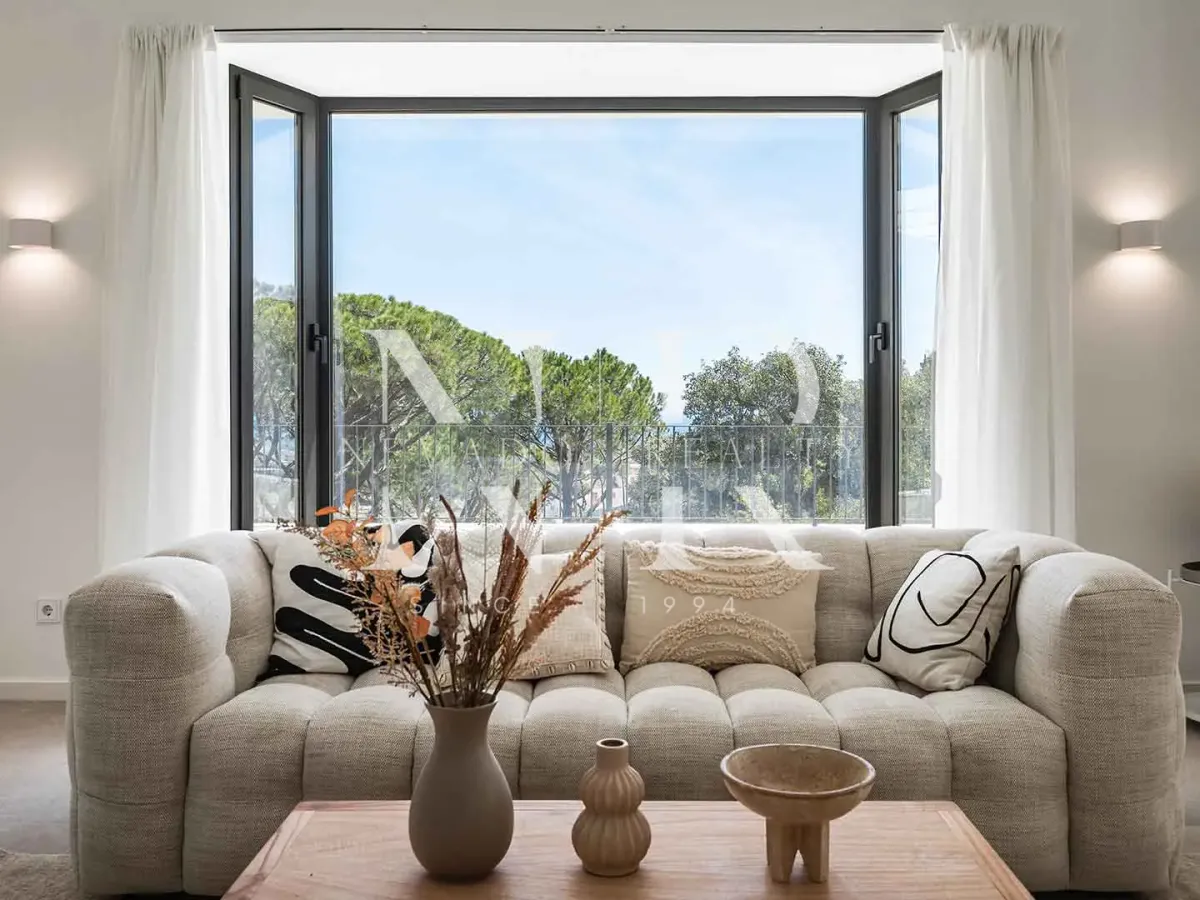 Completely renovated villa for sale in the El Madroñal gated community