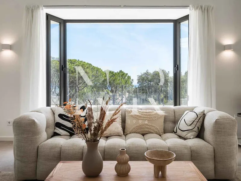 Completely renovated villa for sale in the El Madroñal gated community