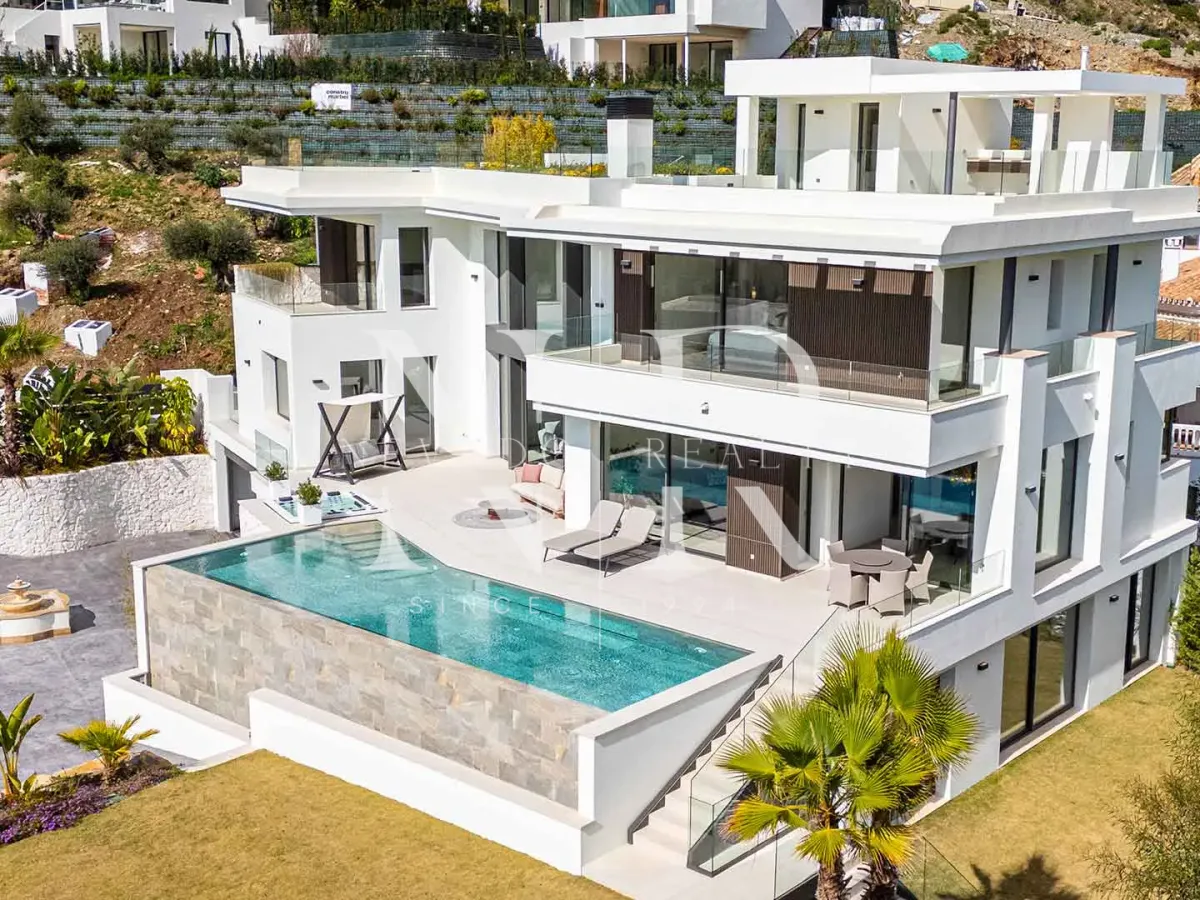 Newly built villa for sale in Lomas de la Quinta