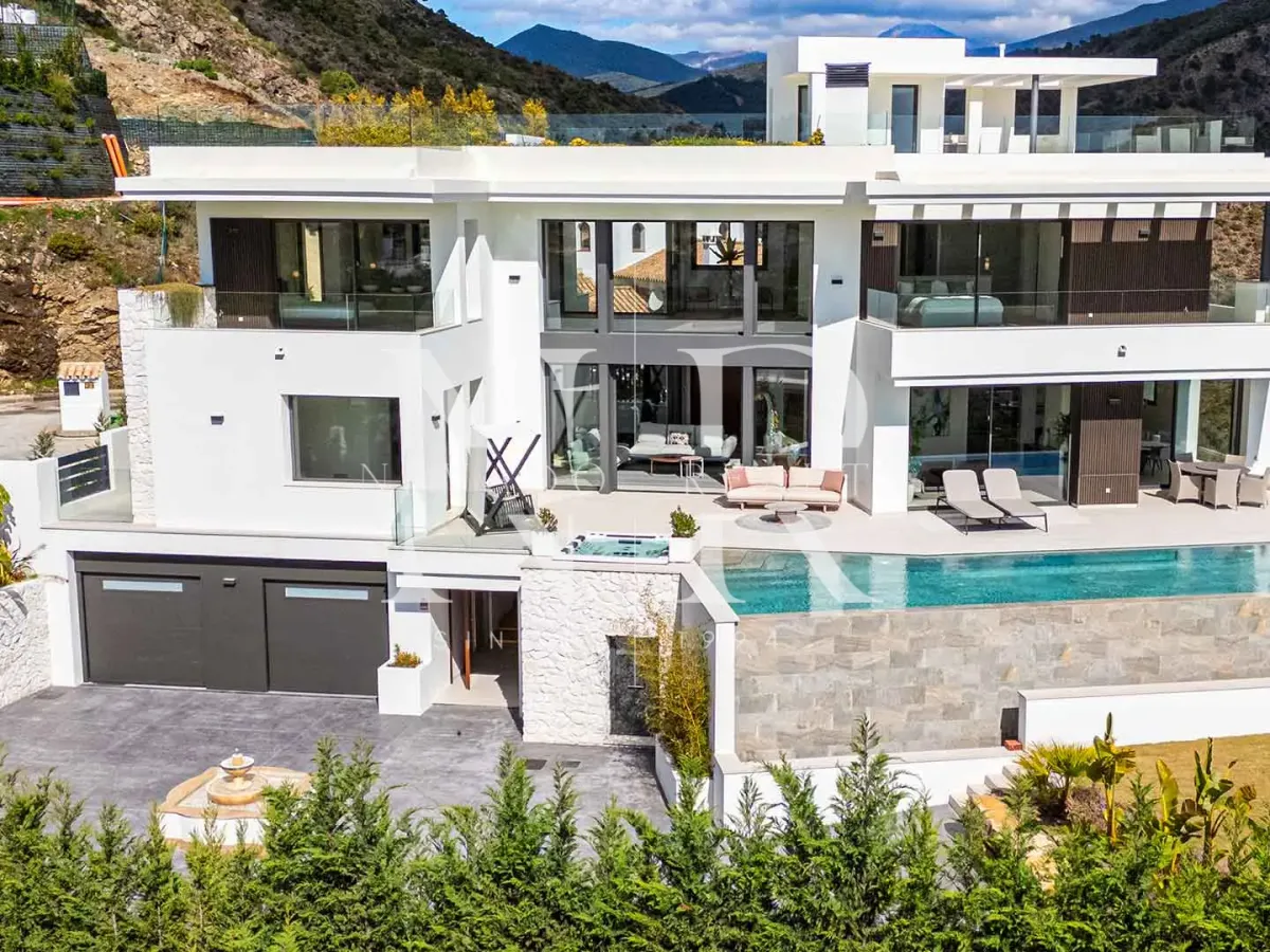 Newly built villa for sale in Lomas de la Quinta