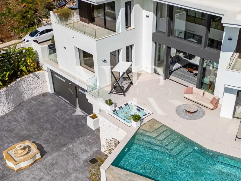 Newly built villa for sale in Lomas de la Quinta