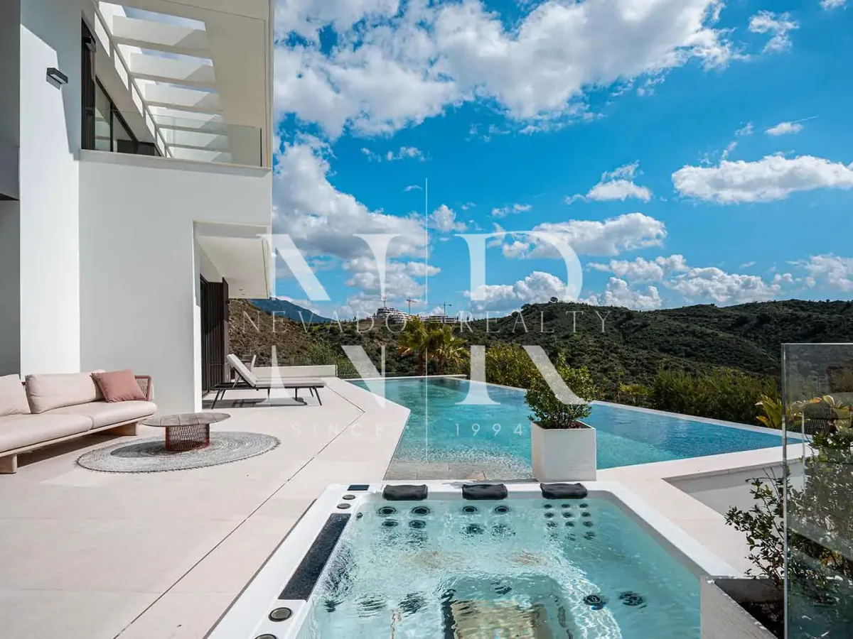 Newly built villa for sale in Lomas de la Quinta