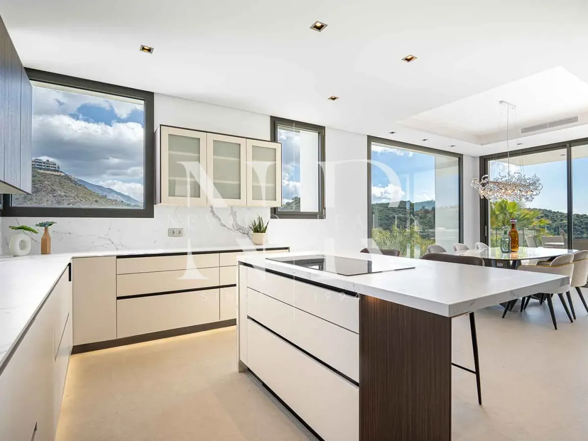 Newly built villa for sale in Lomas de la Quinta