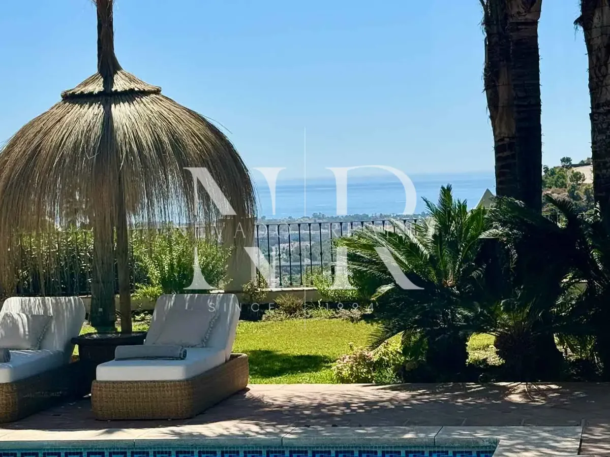 Classic Andalusian-style villa for sale in the gated community of El Madroñal