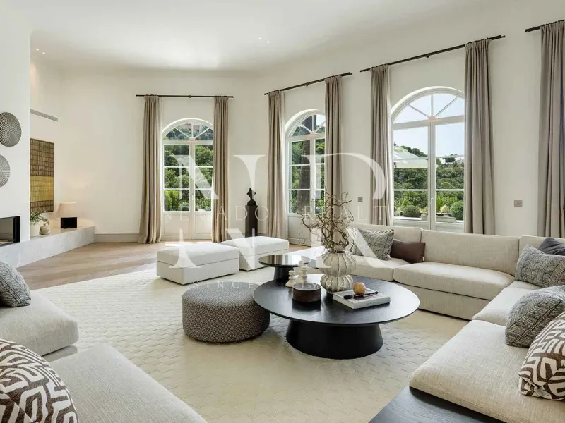 Completely renovated villa for sale in La Zagaleta residential development