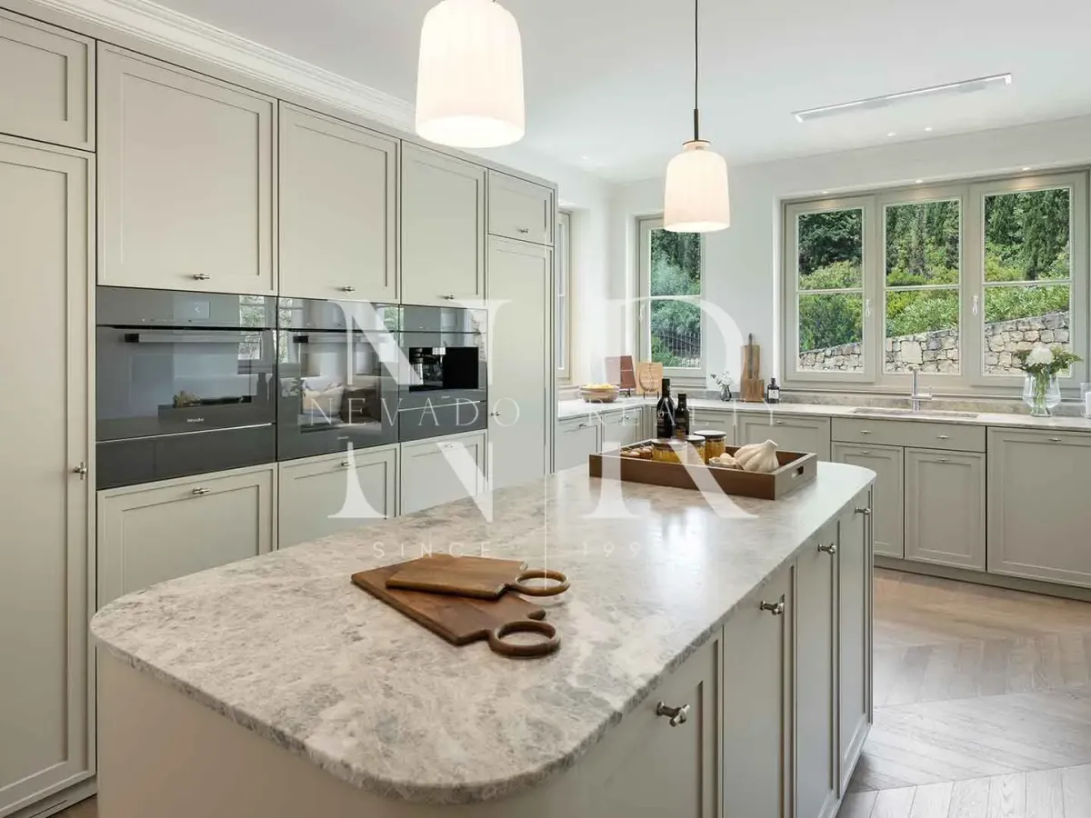 Completely renovated villa for sale in La Zagaleta residential development