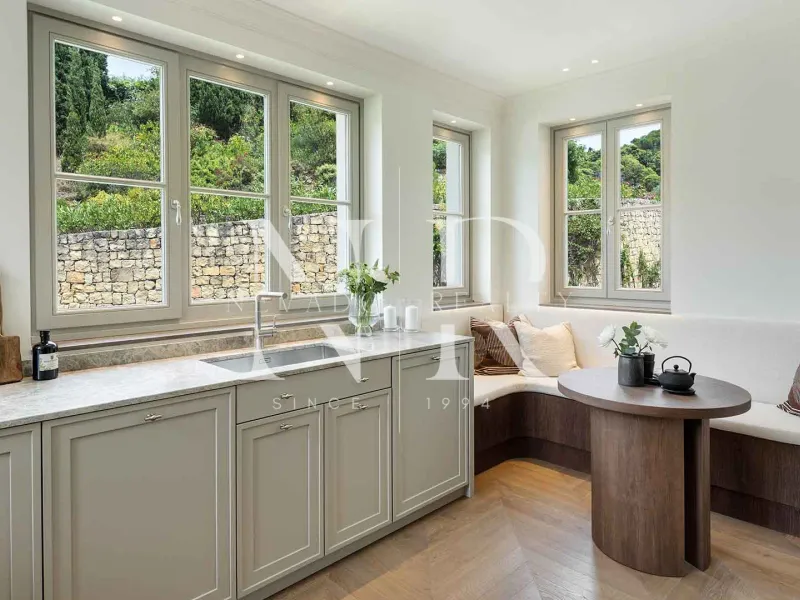 Completely renovated villa for sale in La Zagaleta residential development