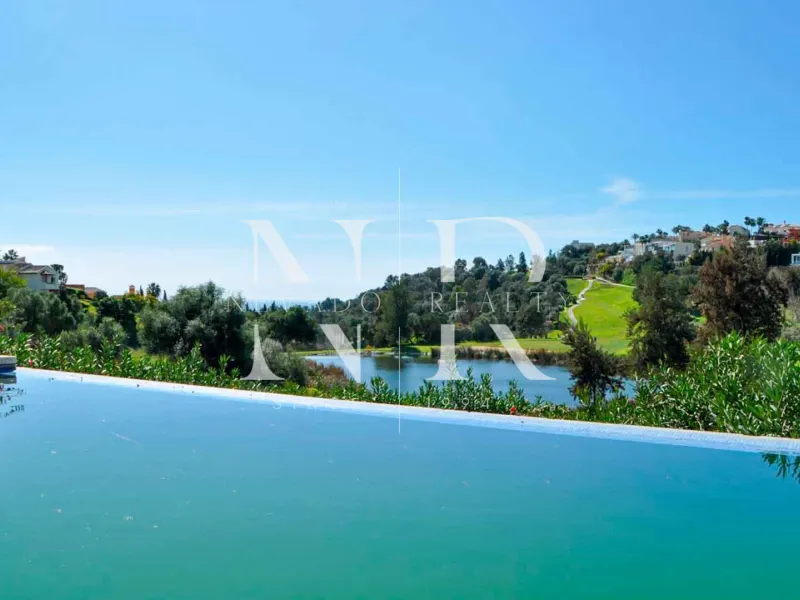 Villa in La Alquería with sea views on the golf course front line, in need of renovation, for sale