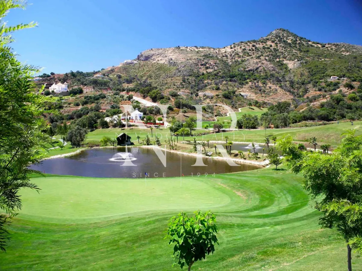 Villa in La Alquería with sea views on the golf course front line, in need of renovation, for sale
