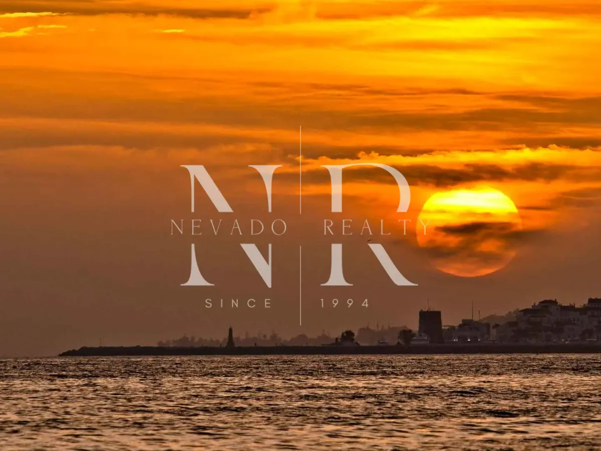 Villa in La Alquería with sea views on the golf course front line, in need of renovation, for sale