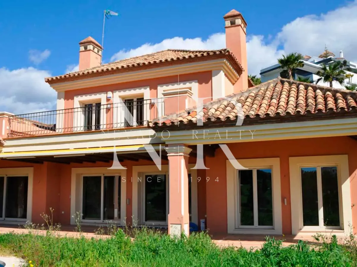Villa in La Alquería with sea views on the golf course front line, in need of renovation, for sale