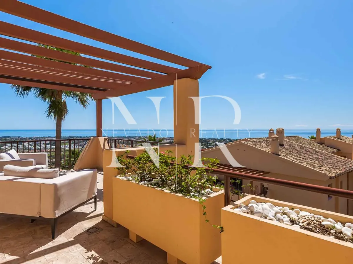 Penthouse in the Hacienda Señorío de Cifuentes residential complex with panoramic sea views for sale